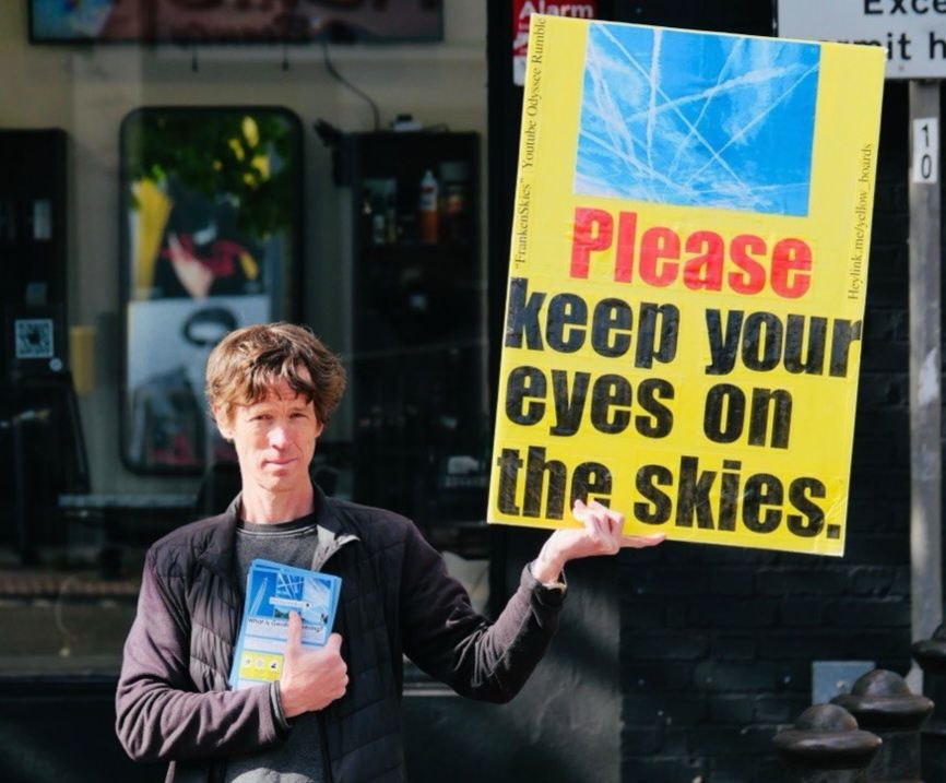 cerumol's tweet photo. ⚠️Tue❗️☀️☀️Baker Street, Tue August 11th, 3 to 5pm. @YellowBoards - What are they spraying - pls look up!☀️☀️

Cab rank at Baker Street Tube Station, Marylebone Road.

⚠️ Pretending to "save the world" while toxifying air, water and soil??

Boards and flyers provided. https://t.co/kxmsZH5R0q