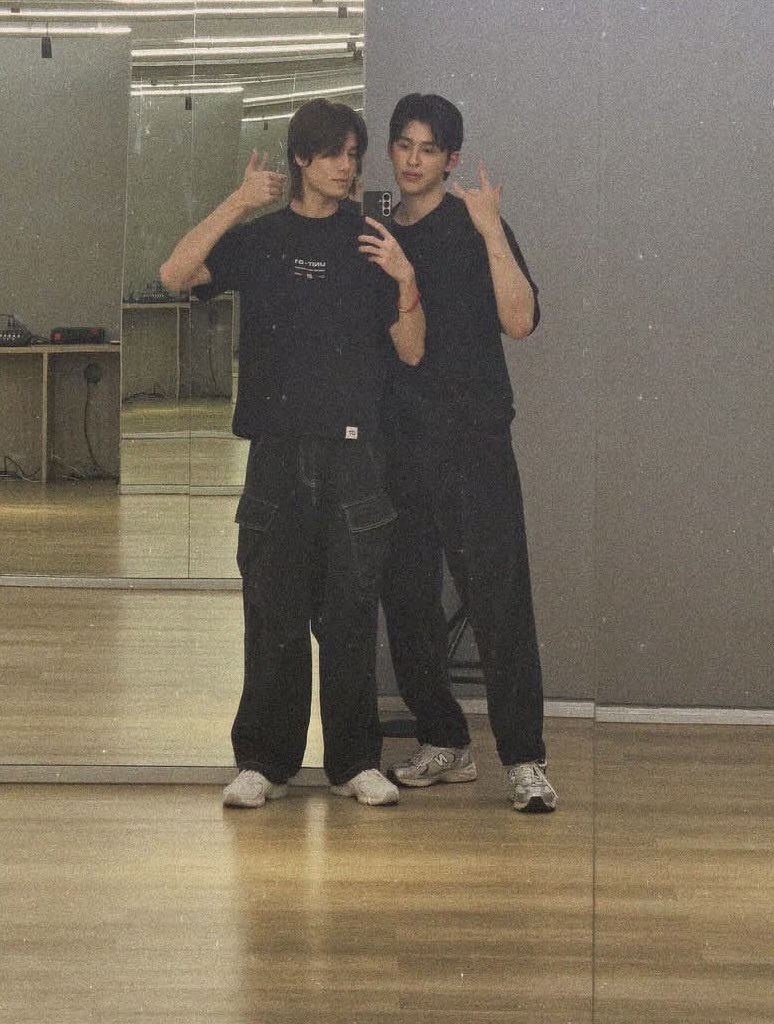 Sushi4naraa's tweet photo. call it delusion if u want but ik ponds arms are grabbing phuwins waist/hip https://t.co/yGdZF8f4Dl