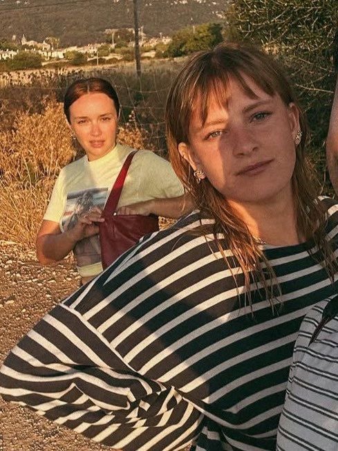 zatanasupremacy's tweet photo. olivia cooke and phia saban i love you https://t.co/Mb5F6MpdcD