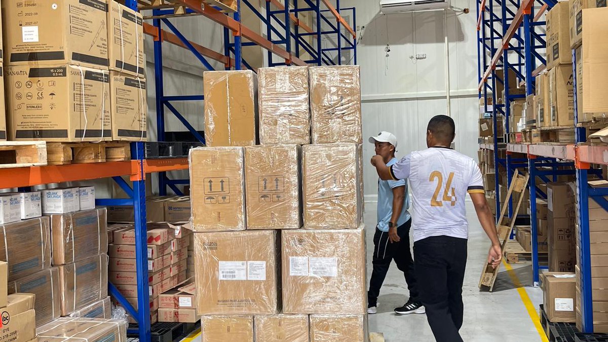 DPS_LosRios's tweet photo. #NoticiasMSP | Nuestra directora provincial, Gisella Saltos, constata la dotación de nuevo stock de medicamentos e insumos, de la compra centralizada hecha por el gobierno de @DanielNoboaOk, entre los que destacan fármacos para tratar enfermedades crónicas no transmisibles. https://t.co/NmWotplqG1