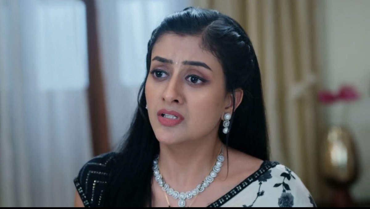 LostInChaos22's tweet photo. Hypocrisy of this mom and daughter duo. One is offering tea and snacks, other is trying to pacify Shiv by calling jijaji. Bhoomika ne sahi bola #MrAndMrsParshuram #NeilBhatt https://t.co/txCm8yZr78