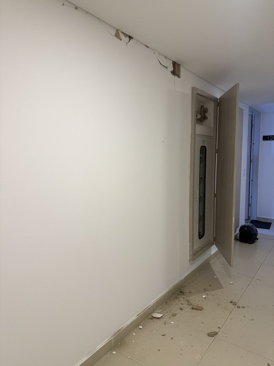 Roa_dice's tweet photo. Yo hago responsable de lo que le pueda pasar a cualquier persona que viva en Parkview 145 a GRUPO ACCANTO Y INGEURBE.

Hace 5 años construyeron este edificio y puedo decir con pruebas que es el peor edificio que han construido en Cedritos.

Llevan en reparaciones desde el año pasado con el anterior sismo y con este terremoto es inevitable pensar que uno no está seguro viviendo en un lugar así.

Este es mi caso, pero TODOS los apartamentos están agrietados, dañados.
¿Cuáles son los requerimientos para construir vivienda en Bogotá? @bogota @CarlosFGalan NO ESTAMOS SEGUROS. @planeacionbog ESTE EDIFICIO EN OTRO SISMO SE CAE COMPLETAMENTE.