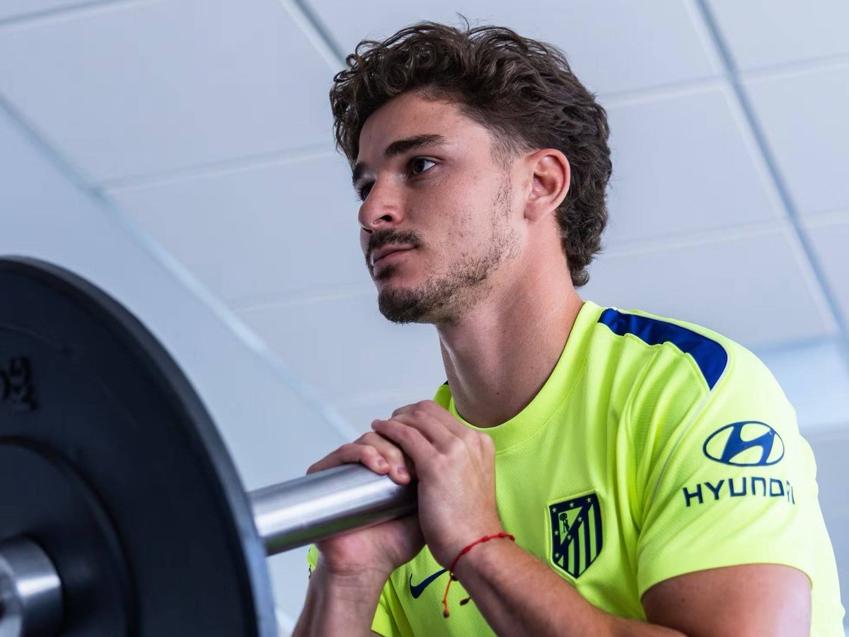 BarcaTimes's tweet photo. 🚨🎖| 𝐉𝐔𝐒𝐓 𝐈𝐍: Julián Álvarez held a three-hour meeting with his agents this afternoon.

His camp knows the chances of the forward leaving Atlético Madrid for Barcelona are VERY LOW, but they want to keep trying. They believe Julián and his representatives deserve to be heard by the club. [@monfortcarlos] #fcblive