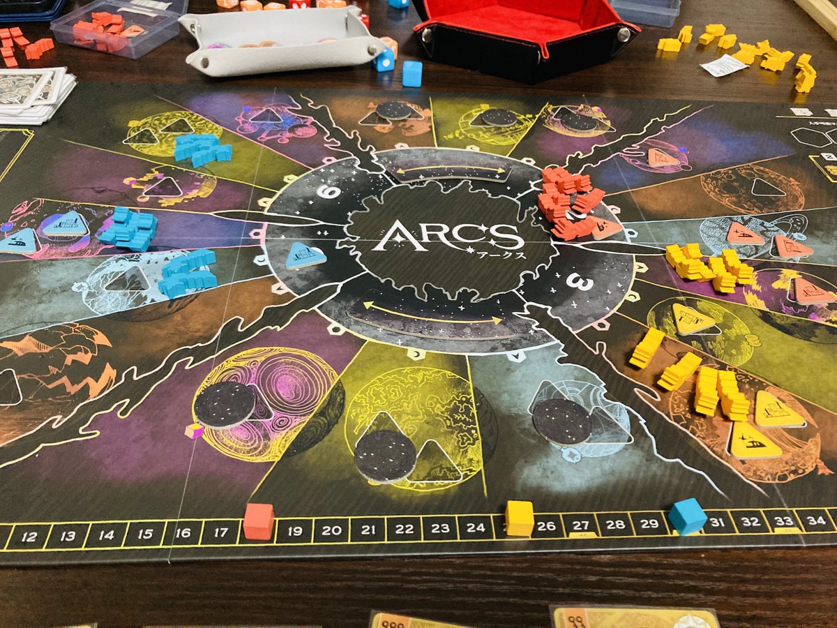 non_board's tweet photo. アークス

30点ジャストで勝利！
結構殴り合いで人を選ぶゲーム
戦闘はタイミングが重要だけど、どうしてもやり返したくなる

最後は略奪サイコロで資源を取り合う形に
手元にあって良かった攻撃カード
施設が次々襲撃され焼け野原 https://t.co/v2wtBEzZHk