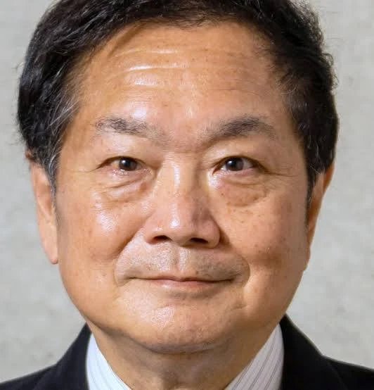 elbasurX's tweet photo. 🔥 Hemos vuelto a la generación de Ken Kutaragi...

🔥 Que nadie se olvide lo que dijo en 2006...

🔥 El precio de lanzamiento de la PS3 fue de 599€, y ante la crítica, Ken Kutaragi dijo que el objetivo era que la gente “trabajara más horas” para comprarla...

🔥 Fue visto como arrogancia extrema, dañando seriamente la generación, por lo que Sony tuvo que bajarle el precio con el tiempo...

❌️ 2026 PlayStation es arrogancia pura...