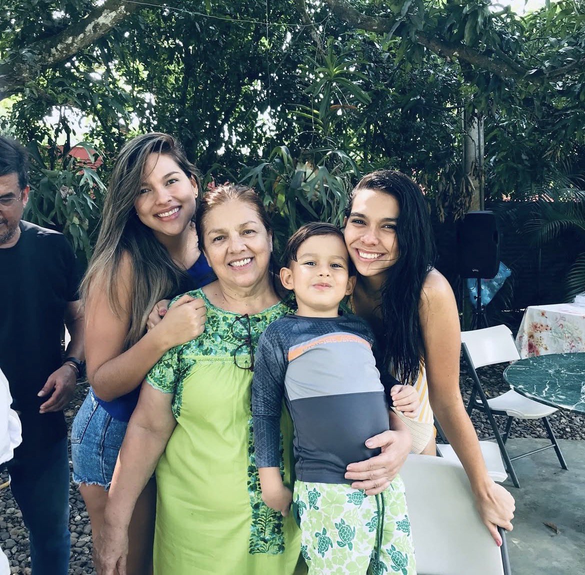 EddJag's tweet photo. Se necesita apoyo y rescatistas en la Cra 56 con Guadalupe, edificio “ Ana Pilar” la familia de nuestra amiga Valeria Vivas, Alejandra, su hijo Martín de 10 años y su madre estaban en el edificio y no aparecen. 

Por favor difundir. https://t.co/b8U8qtAS7W