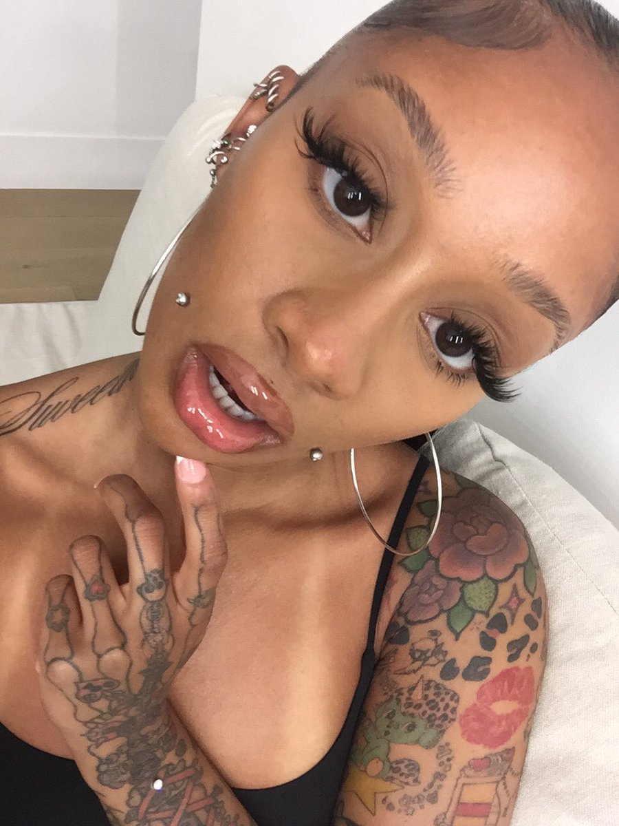 missfambie's tweet photo. tanlines r the hottest accessory https://t.co/3rvBryZy2N