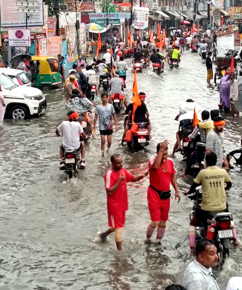 FalkumarPanwar1's tweet photo. मुजफ्फरनगर। अंतिम दौर में पहुँची भव्य कावड़ यात्रा,एसएसपी संजय वर्मा,डीएम उमेश मिश्रा और डीआईजी अभिषेक सिंह ने भारी वर्षा के बीच सकुशल सम्पन्न कराई यात्रा। @myogiadityanath @dgpup @adgzonemeerut @Uppolice @digsaharanpur @muzafarnagarpol @DmMuzaffarnagar https://t.co/8llWYwHYdV