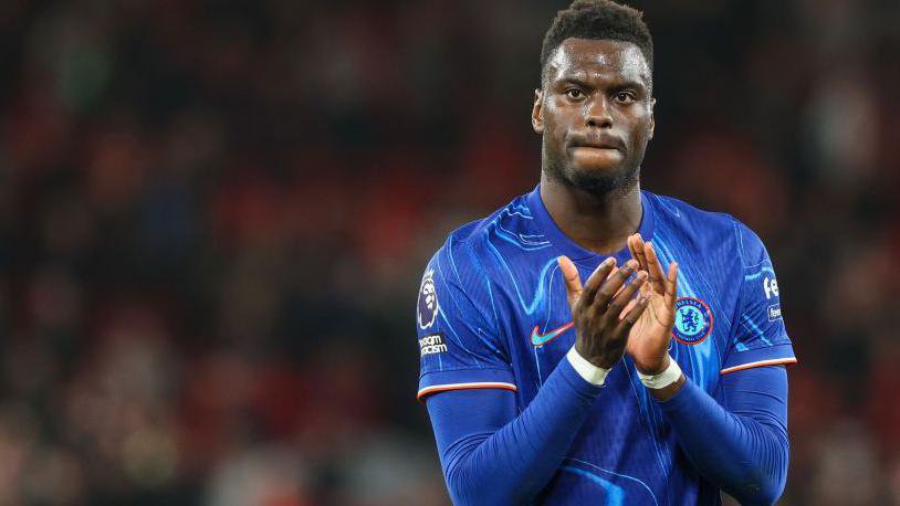 TransferAlertNG's tweet photo. 🚨 Chelsea must sell 4 centre-backs. Badiashile, Disasi, Chalobah &amp; Fofana ALL available.
Lacroix signing means Alonso has 9 CBs 😂
Who snaps them up before Sep 2? 
🗳️ Serie A/Bundesliga/PL stay
Vote👇🔥
📌 @Football365
#Chelsea #CFC #TransferAlertNG https://t.co/ZndWGzg7Nz