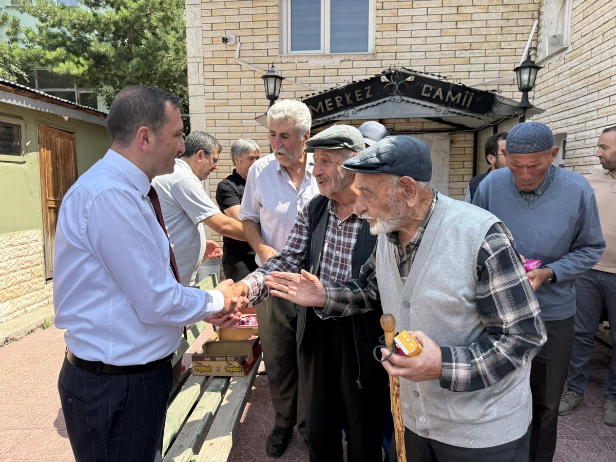 AUrek58's tweet photo. Ak Parti İlçe Başkanlığımız tarafından partimizin kuruluş yıldönümü münasebetiyle rahmeti rahmana erişen kıymetli teşkilat mensuplarımız ve ülkemiz için canlarını feda etmiş aziz şehitlerimiz adına okutulan mevlit programına katıldıktan sonra hemşehrilerimiz ile sohbet ettik. https://t.co/ZaOzlT04ey