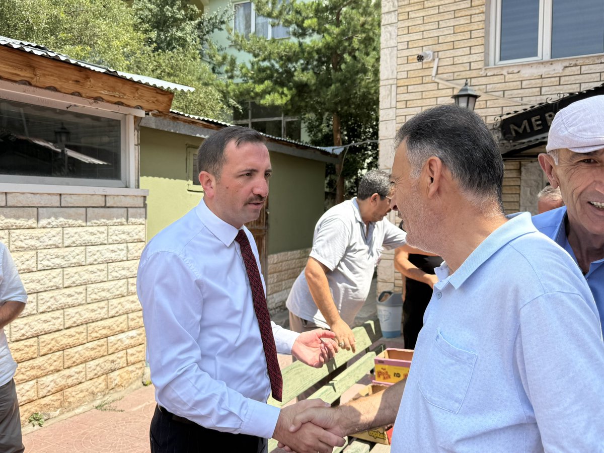 AUrek58's tweet photo. Ak Parti İlçe Başkanlığımız tarafından partimizin kuruluş yıldönümü münasebetiyle rahmeti rahmana erişen kıymetli teşkilat mensuplarımız ve ülkemiz için canlarını feda etmiş aziz şehitlerimiz adına okutulan mevlit programına katıldıktan sonra hemşehrilerimiz ile sohbet ettik. https://t.co/ZaOzlT04ey