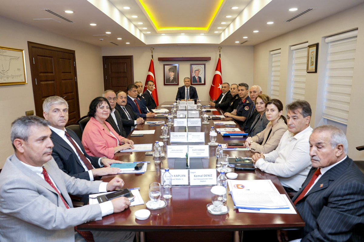 GungorGecer's tweet photo. Valimiz Sayın Mustafa Yavuz’un başkanlığında; Akdeniz’de ve kentimiz kıyılarında giderek artan mikroplastik kirliliğiyle mücadele konusunda kapsamlı bir değerlendirme gerçekleştirdik.

Çevre sorunlarıyla mücadelede başarı; kurumlarımızın eşgüdüm içinde, ortak sorumluluk ve kararlılıkla hareket etmesinden geçmektedir. Bu anlayışla kurumlar arası koordinasyonu güçlendirerek, kentimizin doğal kaynaklarını ve kıyılarımızı korumaya yönelik çalışmalarımızı sürdüreceğiz.

Suyumuzu, toprağımızı, havamızı ve geleceğimizi korumak için güçlü iş birliği ve koordinasyon içerisinde mücadelemizi kararlılıkla sürdüreceğiz.