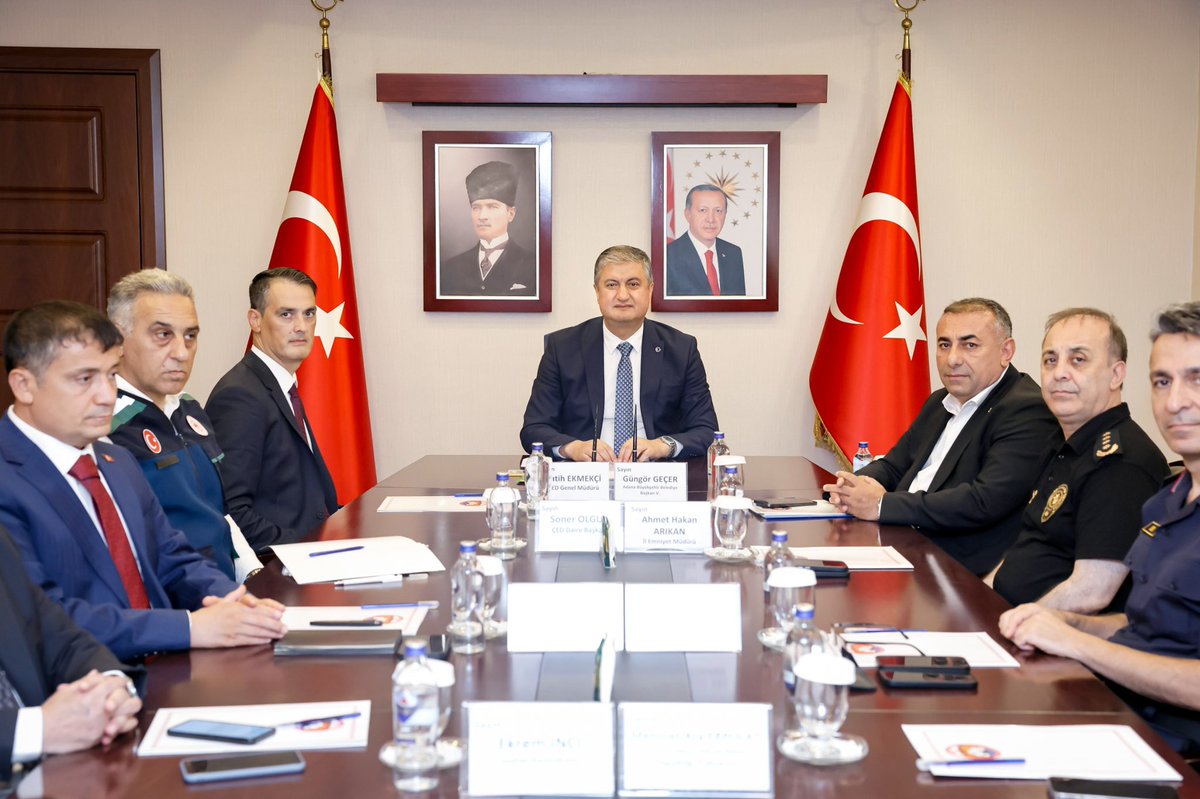 GungorGecer's tweet photo. Valimiz Sayın Mustafa Yavuz’un başkanlığında; Akdeniz’de ve kentimiz kıyılarında giderek artan mikroplastik kirliliğiyle mücadele konusunda kapsamlı bir değerlendirme gerçekleştirdik.

Çevre sorunlarıyla mücadelede başarı; kurumlarımızın eşgüdüm içinde, ortak sorumluluk ve kararlılıkla hareket etmesinden geçmektedir. Bu anlayışla kurumlar arası koordinasyonu güçlendirerek, kentimizin doğal kaynaklarını ve kıyılarımızı korumaya yönelik çalışmalarımızı sürdüreceğiz.

Suyumuzu, toprağımızı, havamızı ve geleceğimizi korumak için güçlü iş birliği ve koordinasyon içerisinde mücadelemizi kararlılıkla sürdüreceğiz.
