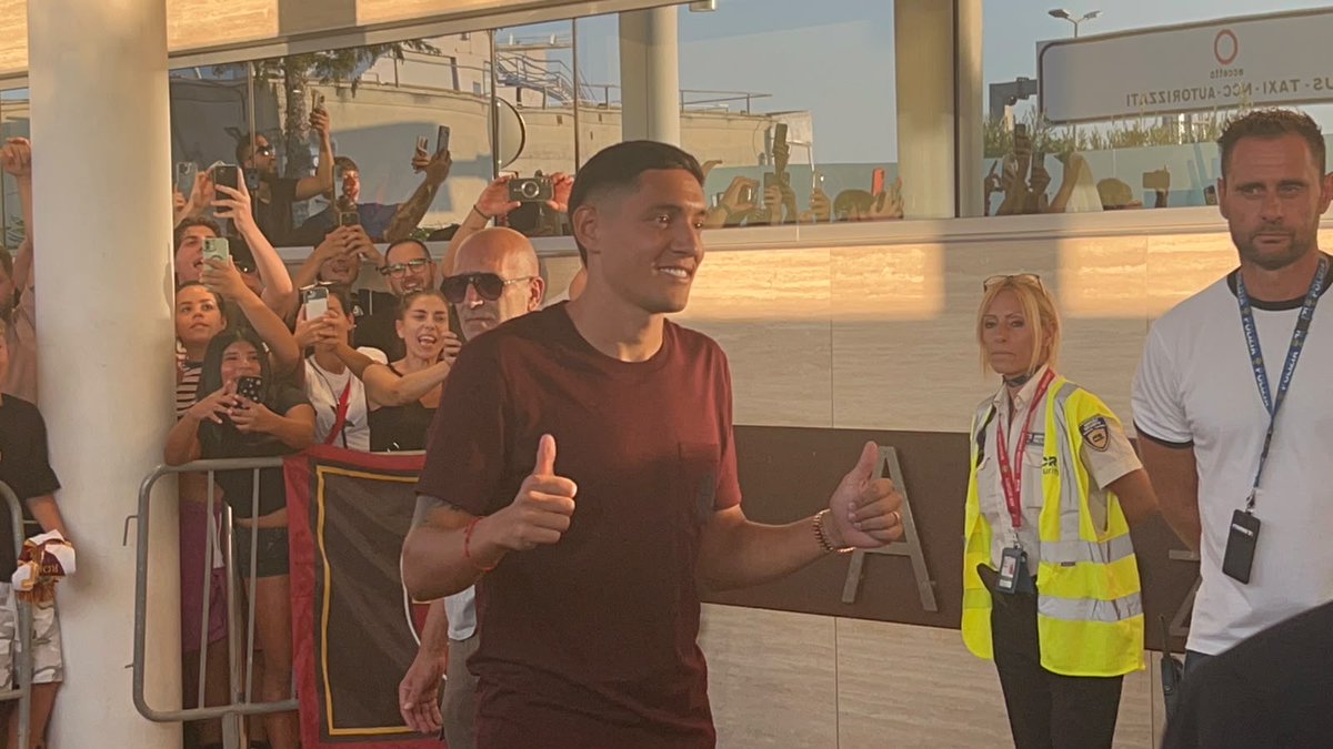 DiMarzio's tweet photo. .@OfficialASRoma, Nahuel Molina è arrivato a Ciampino https://t.co/GOAQCUW85Z