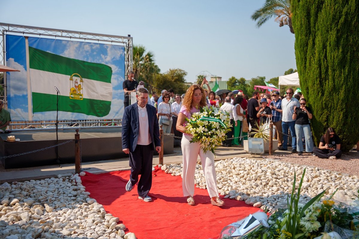 DIPUSEVI's tweet photo. 🟢⚪️ La Diputación de Sevilla, representada por la diputada Manuela Cabello, se ha sumado hoy al homenaje a Blas Infante con motivo del 90 aniversario de su fusilamiento.

Más de 80 colectivos han participado en este acto, convocado por la Fundación Blas Infante, en el que han intervenido el periodista Juan José Téllez y el nieto de Infante, Javier Delmás Infante.

Un homenaje para reivindicar la vigencia y actualidad del legado de tolerancia, fraternidad y profundo humanismo del Padre de la Patria Andaluza.

➡️https://t.co/CYv58PSq7N