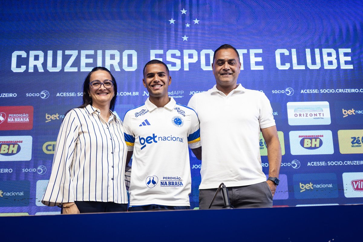 Cruzeiro's tweet photo. Pedro Junio, vice-presidente do Cruzeiro, apresentou oficialmente os atacantes Wesley e João Costa na Toca da Raposa II! 🦊💙

📸 @ggaleixo / Cruzeiro https://t.co/YvJvbjP9Hx