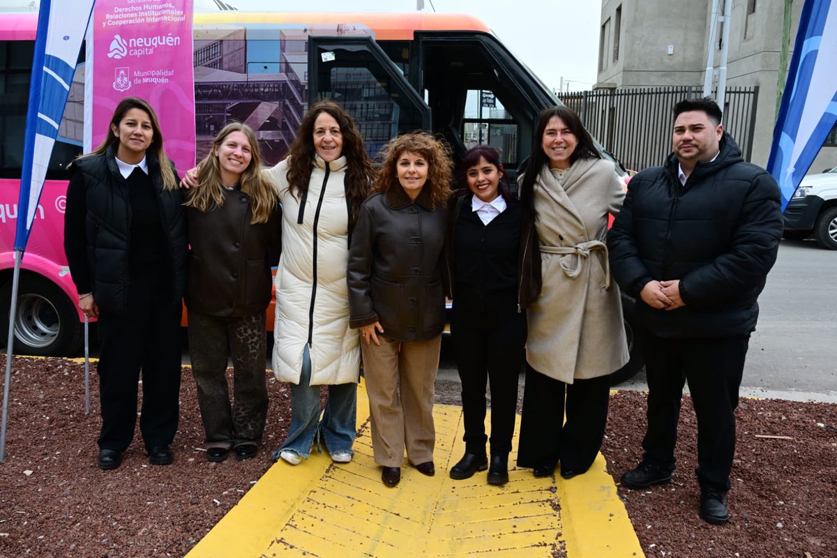 GiovanettL's tweet photo. Las políticas públicas destinadas a las #Juventudes deben ejecutarse construyendo un camino de oportunidades. Hoy #GeneracionTecnologica cuenta con dos nuevos buses que adquirió la @munineuquen para vincularlas con el  #PoloCientificoTecnologico 
#JuventudesActivas https://t.co/iWCi2rXCeY