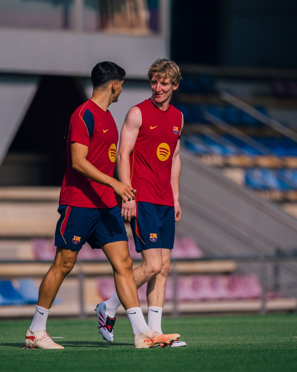 FCBarcelona_cat's tweet photo. Coneixent els nous companys 🤝 https://t.co/unwvITRwVm