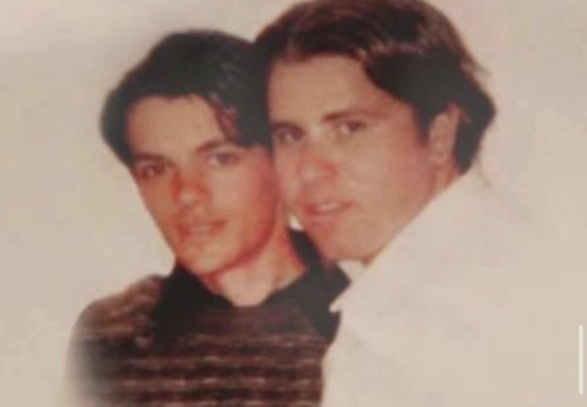 paoloborrometi's tweet photo. Crivellati da colpi di mitra nella propria auto. 
È la tragica morte di due ragazzi, appena ventenni: Gigi e Paolo. 
Come tanti ragazzi alla loro età, il 10 agosto del 2000, stavano trascorrendo la notte di San Lorenzo pianificando le proprie vacanze. E sognavano una gita in Grecia. 

All’improvviso la loro vita venne spezzata all’interno di quell’auto, letteralmente crivellati di colpi di mitra, diverse terrificanti raffiche. 
I due ragazzi, senza saperlo, sostarono sotto l’abitazione di Rosario Marra, imparentato con il boss Pietro Lago. Ad ucciderli fu un comando di un clan rivale: scambiarono Gigi e Paolo per i guardaspalle di Marra. 

Dopo oltre vent’anni, in questa notte di cielo stellato e di stelle cadenti, alzo il naso all’insù e penso a loro. Affinché non vengano dimenticati.