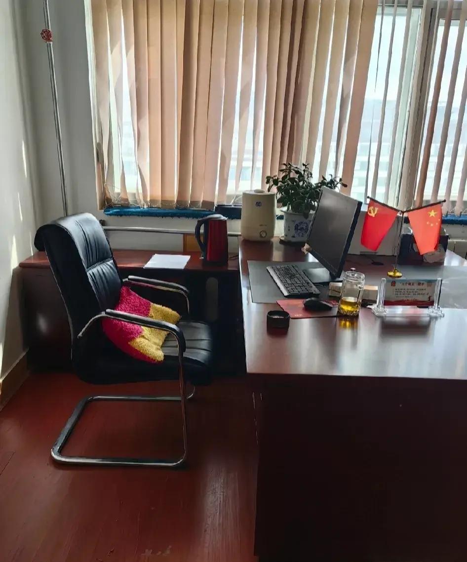 WilfrJr's tweet photo. Another late night at the office, coffee cup #3 and endless docs to wrap up. Surviving on caffeine and willpower—weekend wait, I’m coming!， https://t.co/9yCZMoZe3l