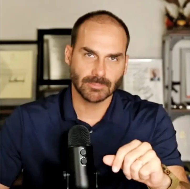 meioindep's tweet photo. 🚨VEJA: Eduardo Bolsonaro desmascara o blog mentiroso Space Liberdade: “Alguém ainda não sabe que este perfil é de vagabundo?” https://t.co/fsTlRtkYwI