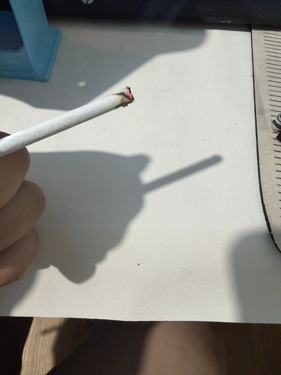 diepossib1e's tweet photo. มวนแรกในขีวิต กุงง https://t.co/4wm2MwuIIp