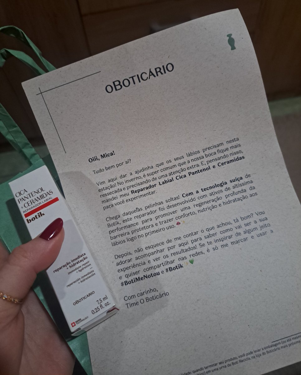 artpoetical's tweet photo. silêncio, acabei de receber um mimo de o boticário!!!!! vocês adivinharam que eu tava mesmo precisando de um reparador labial??? te amo boti @oBoticario #botimenotou 💚 https://t.co/X1zh9KCL1A