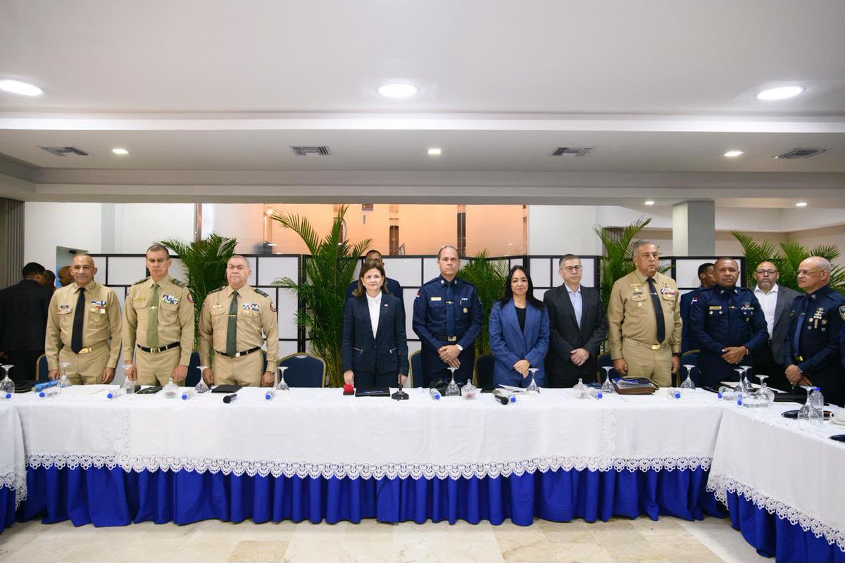 MinInteriorRD's tweet photo. La Fuerza de Tarea Conjunta continúa fortaleciendo las acciones de prevención y seguridad en distintos puntos del país, mediante operativos coordinados y una presencia activa en las comunidades.

Estas labores forman parte del compromiso permanente de las autoridades de trabajar de manera articulada para preservar el orden, promover la convivencia pacífica y llevar mayor tranquilidad a la ciudadanía.

#FuerzaDeTareaConjunta #InteriorYPolicíaRD