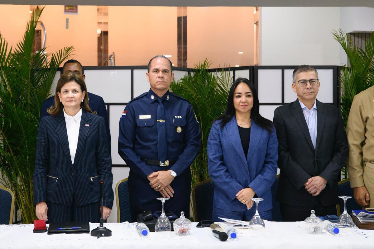 MinInteriorRD's tweet photo. La Fuerza de Tarea Conjunta continúa fortaleciendo las acciones de prevención y seguridad en distintos puntos del país, mediante operativos coordinados y una presencia activa en las comunidades.

Estas labores forman parte del compromiso permanente de las autoridades de trabajar de manera articulada para preservar el orden, promover la convivencia pacífica y llevar mayor tranquilidad a la ciudadanía.

#FuerzaDeTareaConjunta #InteriorYPolicíaRD