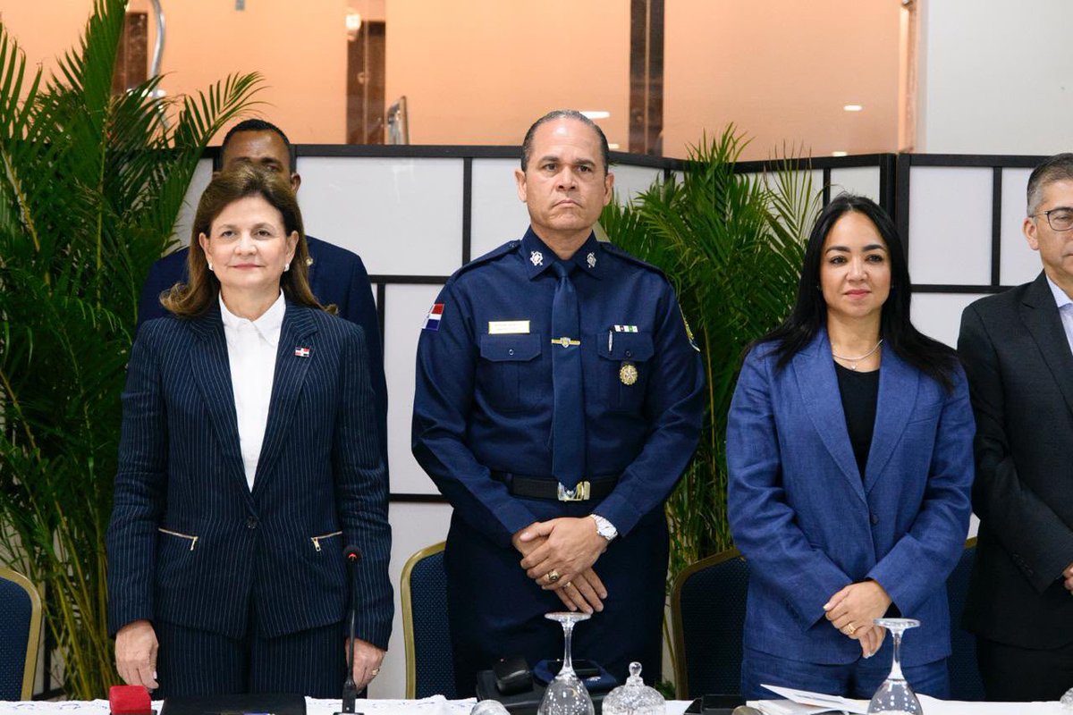 MinInteriorRD's tweet photo. La Fuerza de Tarea Conjunta continúa fortaleciendo las acciones de prevención y seguridad en distintos puntos del país, mediante operativos coordinados y una presencia activa en las comunidades.

Estas labores forman parte del compromiso permanente de las autoridades de trabajar de manera articulada para preservar el orden, promover la convivencia pacífica y llevar mayor tranquilidad a la ciudadanía.

#FuerzaDeTareaConjunta #InteriorYPolicíaRD