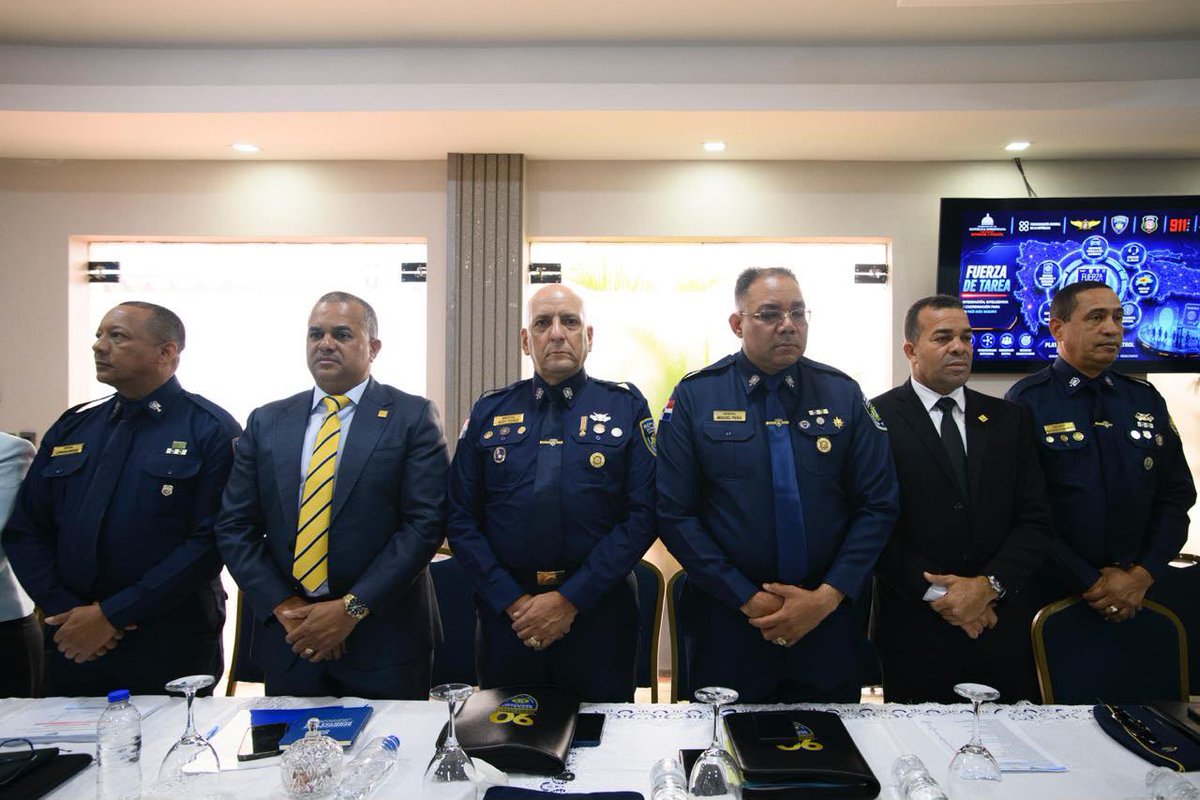 MinInteriorRD's tweet photo. La Fuerza de Tarea Conjunta continúa fortaleciendo las acciones de prevención y seguridad en distintos puntos del país, mediante operativos coordinados y una presencia activa en las comunidades.

Estas labores forman parte del compromiso permanente de las autoridades de trabajar de manera articulada para preservar el orden, promover la convivencia pacífica y llevar mayor tranquilidad a la ciudadanía.

#FuerzaDeTareaConjunta #InteriorYPolicíaRD