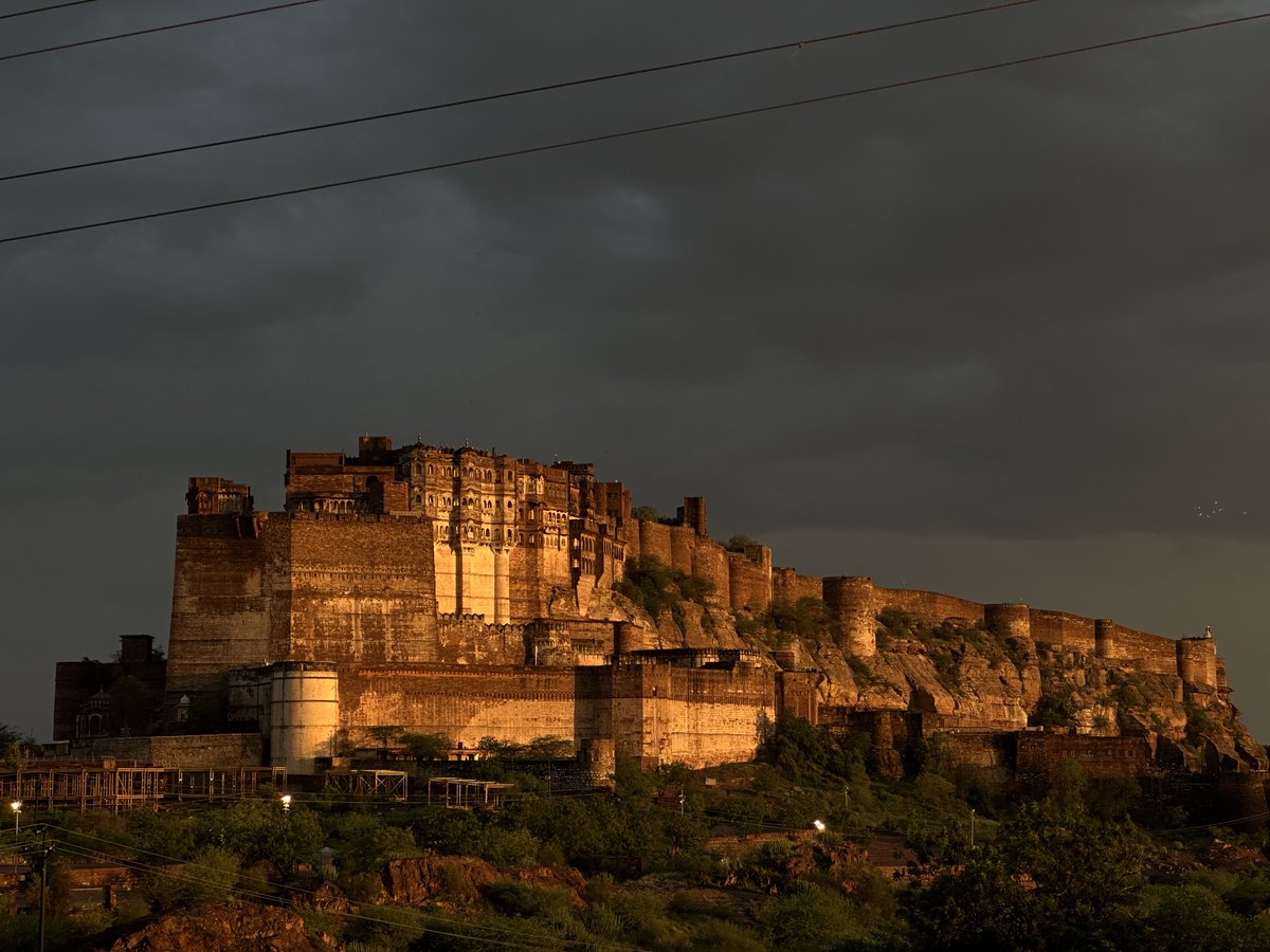 trues_falses's tweet photo. Mehrangarh at its best.
#Forts https://t.co/O6oqVxfBx3