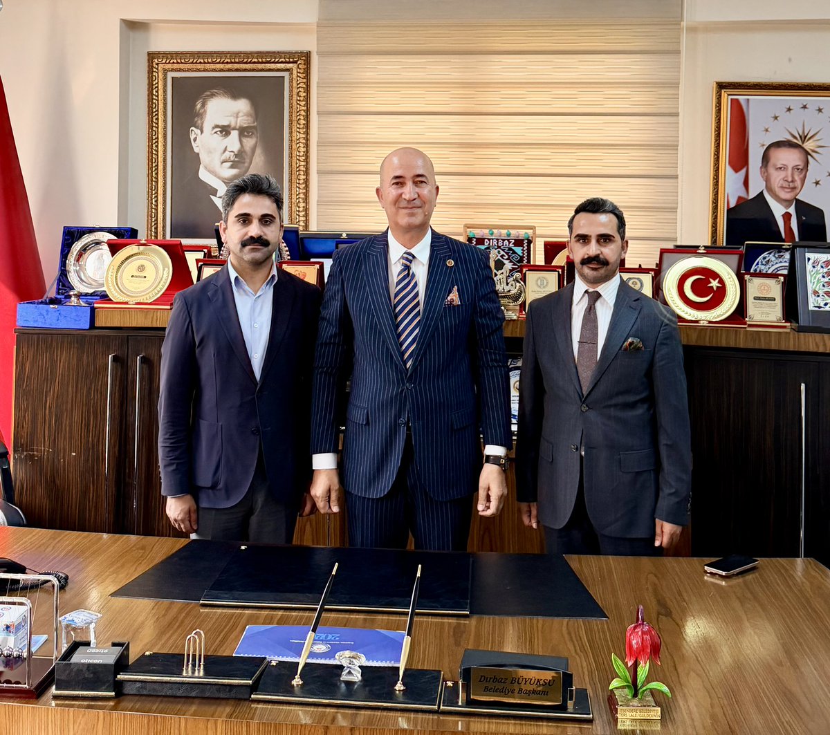 dirbazbuyuksu's tweet photo. İlçemizin kıymetli hukukçuları Av. Sayın Şıvan Fırat ve Av. Sayın Zahit Fırat’ı belediyemizde ağırladık.

Ziyaret kapsamında ilçemizin genel durumu, vatandaşlarımızın talepleri ve Esendere’mizin geleceğine ilişkin değerlendirmelerde bulunarak karşılıklı istişare gerçekleştirdik.

Şehrimizin geleceğine dair her görüşü önemsiyor, ortak akıl ve güçlü istişare kültürüyle hizmet üretmeye devam ediyoruz.

Nazik ziyaretleri ve değerli görüşleri için kendilerine teşekkür ediyorum.