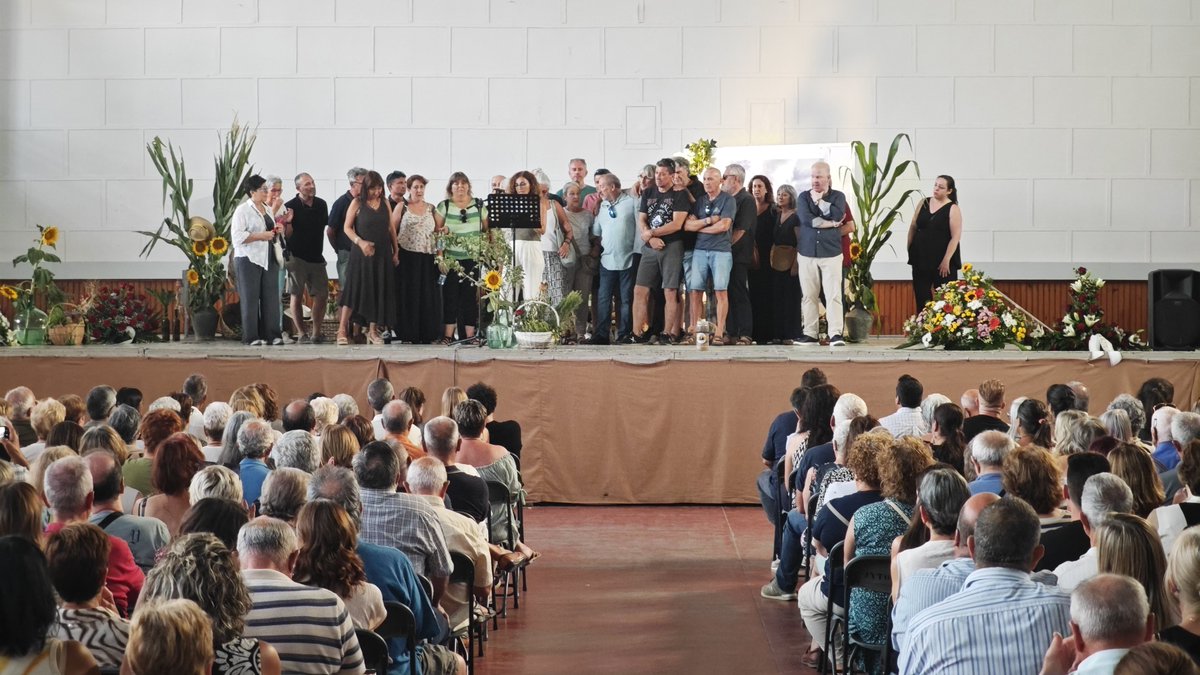 SpartakusbundKP's tweet photo. Varios cientos de personas abarrotan el acto civil en recuerdo de Ester Latorre y Javier Sánchez este lunes en Tauste. Amigos, amigas, compañeros de UAGA, Vía Campesina o Izquierda Unida han tomado la palabra. https://t.co/BOzJAwfM0E https://t.co/laXkW1jIDp
