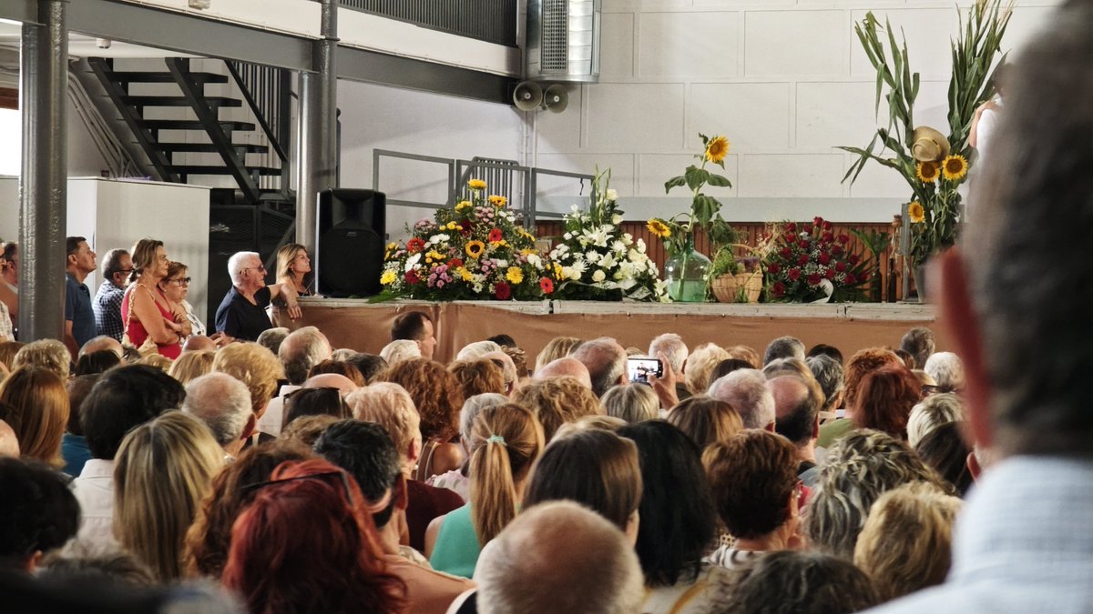 SpartakusbundKP's tweet photo. Varios cientos de personas abarrotan el acto civil en recuerdo de Ester Latorre y Javier Sánchez este lunes en Tauste. Amigos, amigas, compañeros de UAGA, Vía Campesina o Izquierda Unida han tomado la palabra. https://t.co/BOzJAwfM0E https://t.co/laXkW1jIDp