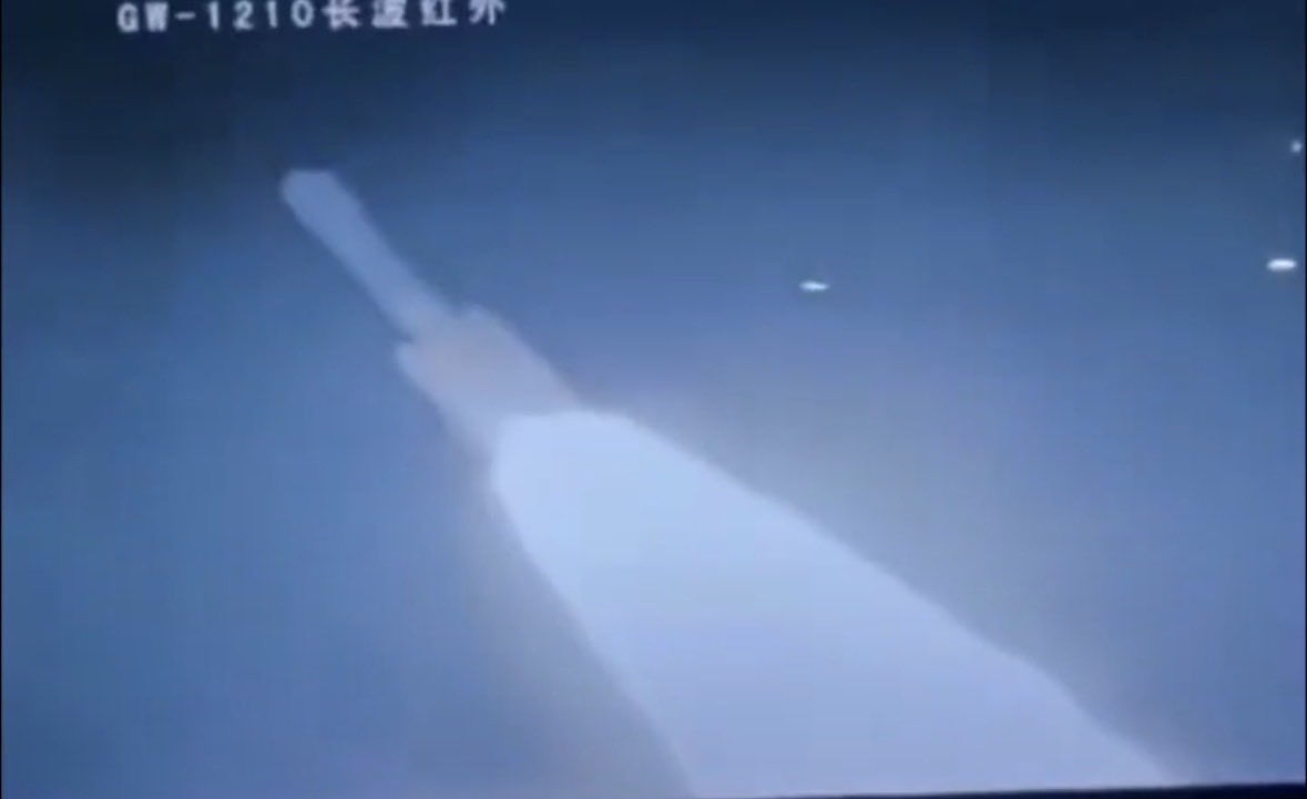 peterrhague's tweet photo. What I think I’m seeing:

1. Flight looks normal until max q
2. Second stage tanks buckle judging on where the bend seems to be, compared to pictures of the rocket on the pad
3. Tanks rip open and LOx cloud appears. First stage plume seems largely unaffected
4. Second stage is basically gone, first stage and boosters briefly continue flight until FTS triggers