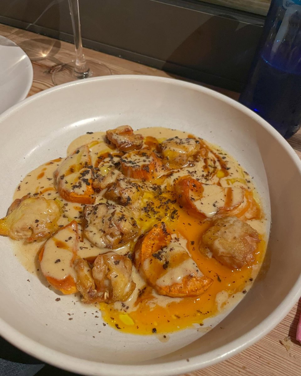 PeaZety's tweet photo. 男の友情は、言葉なんてなくても通じ合えるもんだよな。明日も頑張っていこう！ 😂
hiCdQ https://t.co/PuIMWmgGKn