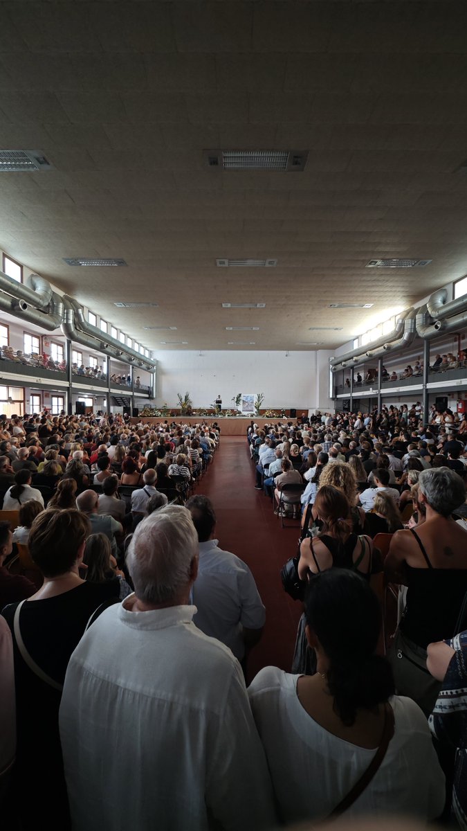 SpartakusbundKP's tweet photo. Varios cientos de personas abarrotan el acto civil en recuerdo de Ester Latorre y Javier Sánchez este lunes en Tauste. Amigos, amigas, compañeros de UAGA, Vía Campesina o Izquierda Unida han tomado la palabra. https://t.co/BOzJAwfM0E https://t.co/laXkW1jIDp