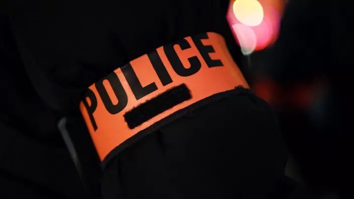 LBleuBlancRouge's tweet photo. 🔴😤 Yvelines : Enlevée en discothèque, violée dans un hôtel… un Algérien sous OQTF mis en examen et écroué. 

Une jeune femme de 20 ans a déposé plainte pour viol après avoir été enlevée depuis une discothèque. Les faits se sont déroulés fin juillet dans les Yvelines.

Au cours d’une soirée au « Loft Metropolis » à Rungis (Val-de-Marne), la plaignante a subi un « trou noir ». Elle s’est réveillée le lendemain matin dans une chambre d’hôtel à Plaisir (Yvelines), à plus de 30 km de là.

Deux hommes ont été mis en examen le 7 août par un magistrat du tribunal de Versailles :

•  Abdessatar A., 32 ans, de nationalité algérienne et visé par une obligation de quitter le territoire français (OQTF). Domicilié à Plaisir et déjà connu de la justice pour usage de faux documents et conduite sans permis, il a été placé en détention provisoire.

•  Yassine T., 27 ans, de nationalité française, également résidant à Plaisir et déjà connu pour divers délits (routiers, stupéfiants, etc.). Il a été placé sous contrôle judiciaire.

Les enquêteurs ont identifié les suspects grâce aux données de téléphonie et à la vidéosurveillance. Selon les éléments de l’enquête, les images montreraient les deux hommes quitter la discothèque avec la jeune femme quasiment inerte, avant que l’un d’eux ne la porte jusqu’à la chambre d’hôtel. L’ADN du principal suspect aurait été retrouvé sur les vêtements de la victime et lors des prélèvements gynécologiques. 

🗞️ @Le_Figaro