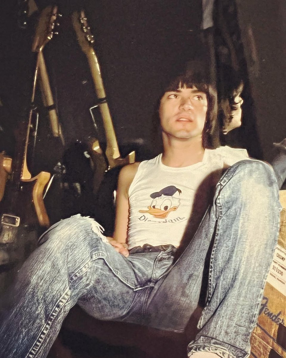 RamonesOfficial's tweet photo. Backstage with Dee Dee at the Whisky a Go Go in Los Angeles before the final show of the Ramones' 1977 summer tour.

Captured on this day in 1977 by Lynn McAfee. https://t.co/ZiuoVjo9WE