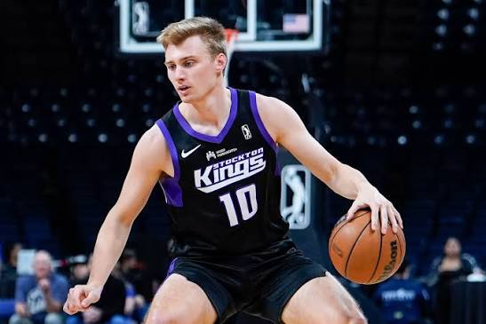 SimonScoutB's tweet photo. 👤 Dane Goodwin (1.98m/26 años)
📈 Mi primera apuesta. Abre la pista con su T3 y es muy listo tapando líneas de pase, defendiendo con mucha inteligencia.
❌ Perfil muy plano; no asume los balones calientes.
🏀 Perfil: Joe Ingles (etapa ACB).
🌎 Encaje: Zona Media ACB.
📊 6/10 https://t.co/S8k8lczKW5