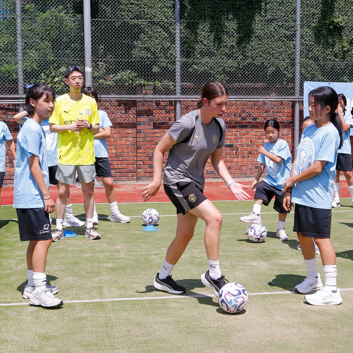 ManCity's tweet photo. Inspiring girls through football in Seoul 🩵

Together with the British Embassy Seoul and @GoodNeighbors, we welcomed 30 girls for a day of coaching, confidence-building and learning, on and off the pitch ⚽️ https://t.co/5HOYuv4iXf