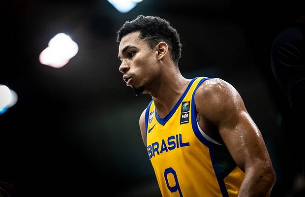 SimonScoutB's tweet photo. 👤 Reynan Dos Santos (1.93m/22 años)
📈 Mi gran apuesta. No gasta plaza extra. Techo Euroliga/NBA, mecánica rápida y va a mil revs.
❌ Muy poca experiencia profesional previa; rendimiento incógnita.
🏀 Perfil: Joya brasileña. Futuro Élite.
🌎 Encaje: Zona Alta ACB.
📊 5/10 https://t.co/wrIIzUeWOd