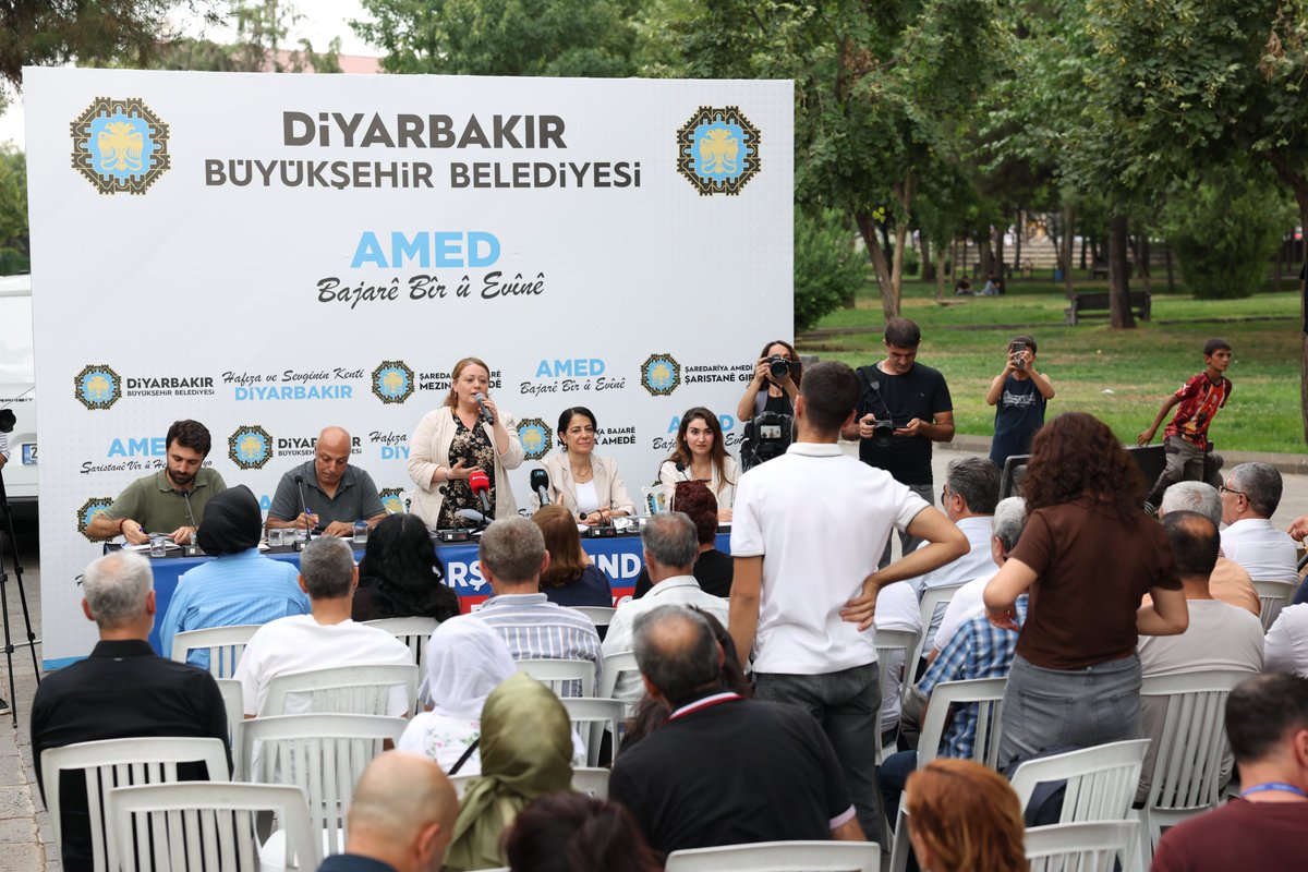 diyarbakirbld's tweet photo. 🔹 Belediyelerden Bağımlılığa Karşı Ortak Mücadele Seferberliği

📌 Büyükşehir Belediyemiz ve 13 ilçe belediyesi, kent genelinde bağımlılık ve toplumsal tahribata karşı başlatılan “Rabin” kampanyası kapsamında Koşuyolu Parkı’nda muhtarlarla bir araya geldi. Buluşmaya Meclis Eşsözcülerimiz Ayhan Karatekin ve Demet Ceylan, ilçe belediye eşbaşkanları, meclis üyeleri, Genel Sekreter Yardımcılarımız Muhabbet Erdoğmuş ve Zerin Türk, daire başkanları, DEM Parti ve DBP il eşbaşkanları, sivil toplum örgütü temsilcileri, mahalle muhtarları ve çok sayıda yurttaş katıldı. Buluşmada, bağımlılıkla mücadelenin mahallelerden başlayarak toplumun tüm kesimlerinin katılımıyla yürütülmesi çağrısı yapıldı. Programda söz alan mahalle muhtarları da bölgelerinde karşılaştıkları sorunları ve çözüm taleplerini dile getirdi.

🔹 Şaredarîyan ra Vera Girêdayîşî Seferberîya Têkoşînê Hemparî

📌 Şaredarîya ma ya Şaristanê Girdî û 13 şaredarîyê qezayan, çarçewaya kampanyaya "Rabin" de ke seranserê şaristanî de vera girêdayîş û xerabîya komelkî dest pêkerd, Parka Koşuyoluyî de muxtaran reyde ameyî têhet. Hemvatoxê Meclîsê ma Ayhan Karatekîn û Demet Ceylan, hemşaredarê şaredarîyanê qezayan, endamê meclîsî, Hetkarê Sekreterê Pêroyî Muhabbet Erdogmuş û Zerîn Turk, serekê daîreyan, hemserekê Partîya Seypêyî û DBPyî yê Şaristanî, temsîlkarê rêxistinanê komelê sîvîlî, muxtarê taxan û zaf hemwelatî beşdarê pêdîyayîşî bîyî. Pêdîyayîşî de ame vengdayîş ke têkoşînê vera girêdayîşî taxan ra dest pêkero û bi beşdarîya heme qismanê komelî bêro ramitiş. Bernameyî de muxtaranê taxan ke qisey kerd, problemê ke herêmanê xo de rastê ci yenê û waştişê xo yê çarekerdişî ardî ziwan.

#Diyarbakır #Amed