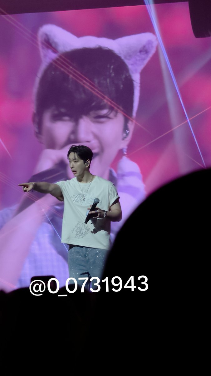 0_0731943's tweet photo. 근데 나 궁금한거...
이때 오빠가 뭘 던져서 어케됐길래 이렇게 경악을 하고계신건가요... 막콘 hot 부를때임
#2pm #찬성 https://t.co/hURSZCwNEF