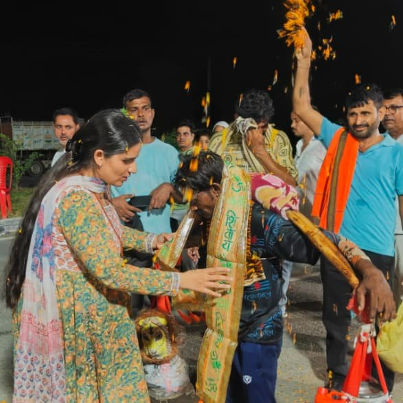 CdoBulandshahr's tweet photo. आस्था के पथ पर सेवा और सुरक्षा का संकल्प। 🙏

आज #कांवड़ मार्गों एवं शिविरों का भ्रमण कर व्यवस्थाओं का जायजा लिया, श्रद्धालुओं से संवाद कर उनकी यात्रा की जानकारी ली और पुष्पवर्षा कर स्वागत एवं उत्साहवर्धन किया। #KanwarYatra

@CMOfficeUP @upculturedept @UpRuralDev  @dmbulandshahr https://t.co/dueyZyuDdO