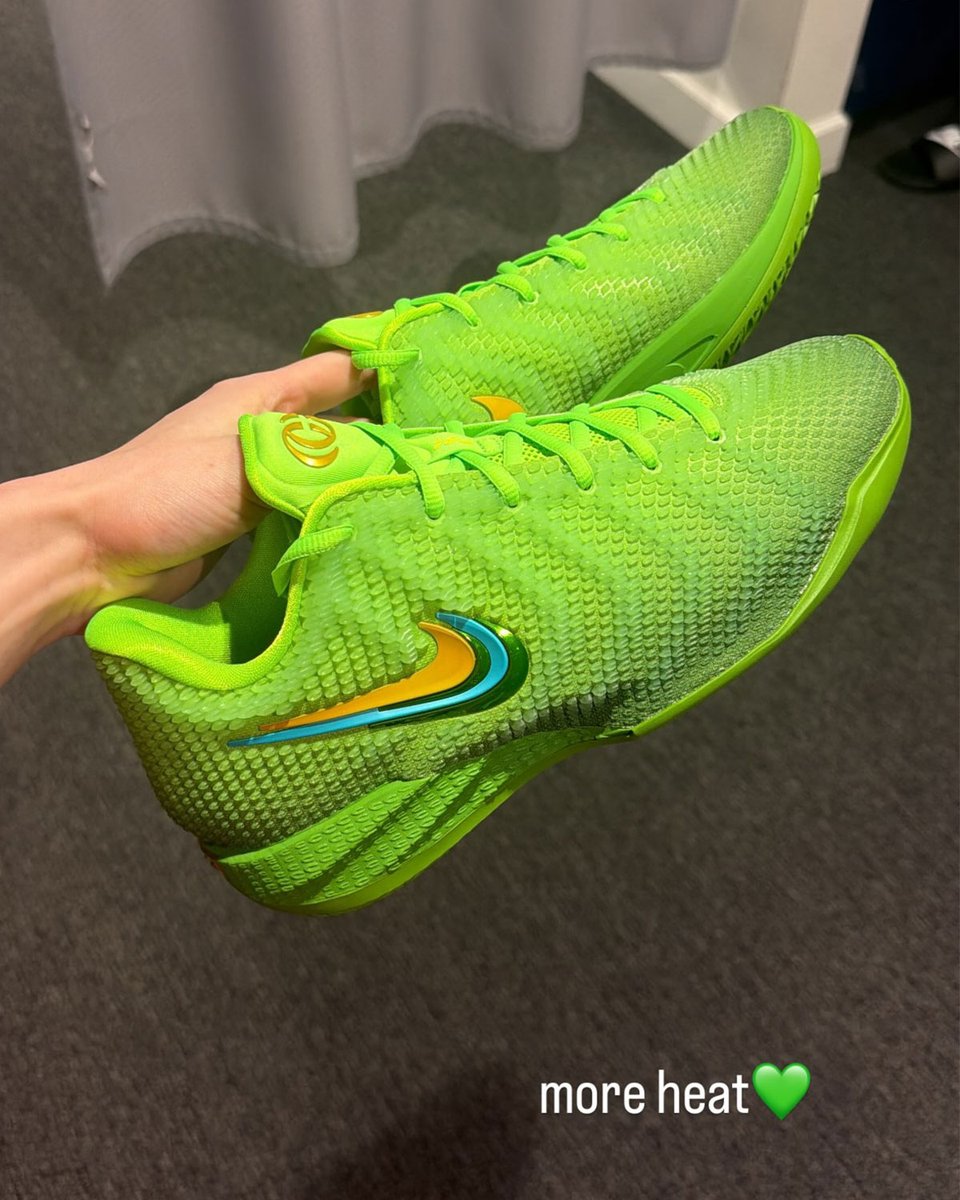 SneakerNews's tweet photo. Caitlin Clark reveals the Nike Caitlin 1 in "Electric Green" 💚

This colorway is expected for a Spring 2027 release 💐

More info: https://t.co/Dp1v7gGNh6 https://t.co/6vhCi9gHnq