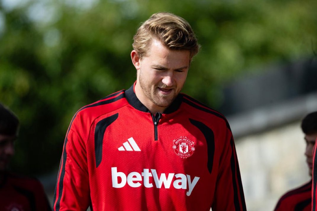 utdreport's tweet photo. Matthijs de Ligt participated in the first part of the training session as part of his recovery. ❤️‍🩹 https://t.co/DvAOtwMdte