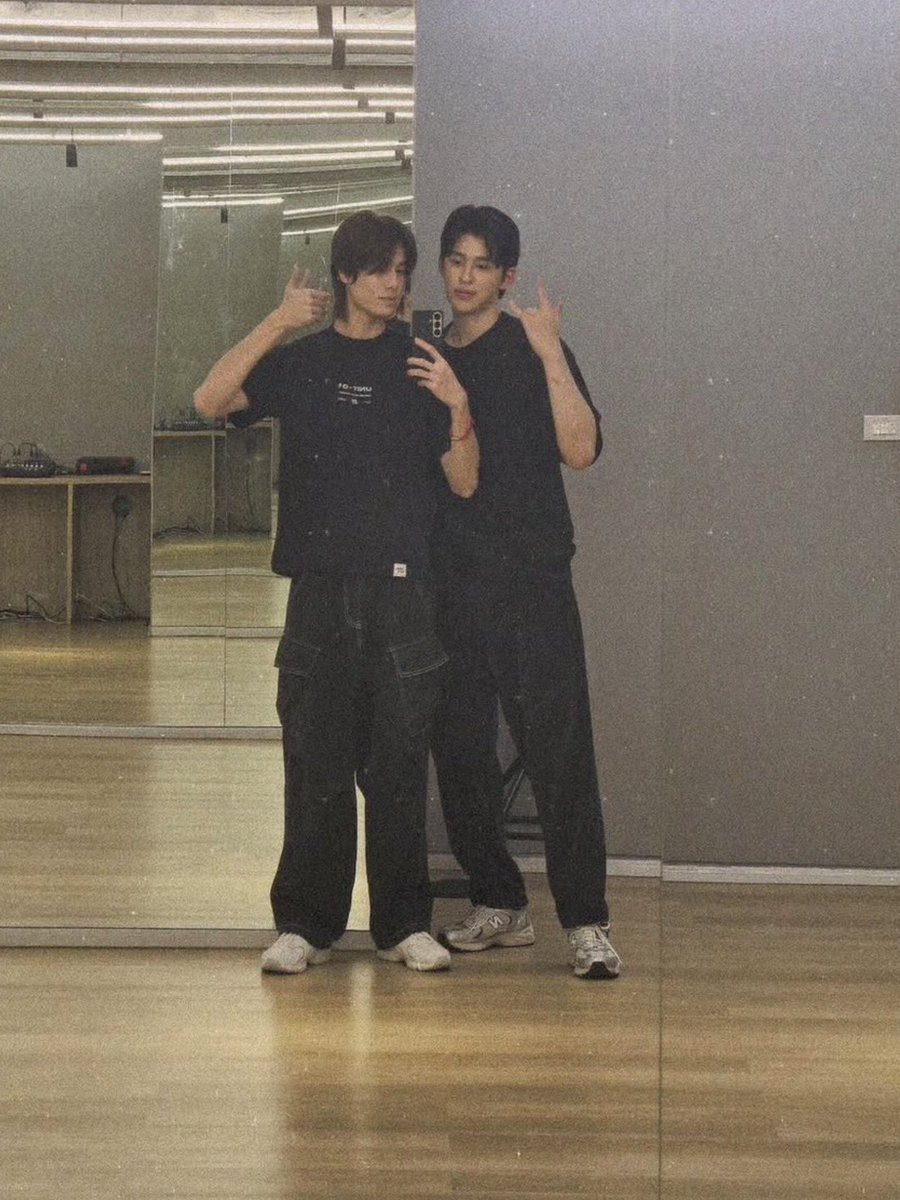 ppappunch_'s tweet photo. ช่วงนี้ภูวินขี้อวดมาก555555555555 ลงปอนในไอจีสตอรี่รัวๆ ทั้งถ่ายงาน ทั้งโมเม้นโก๊ะๆ ไหนจะซ้อมด้วยกัน รองเท้าก็เปลี่ยนไปใส่ยี่ห้อเดียวกับเขา ชอบใส่รองเท้าคู่กัน เสื้อผ้าก็แมช โอ้ย ทำไมมันดูมีอะไรดีๆ 555 https://t.co/mkNVh4V61I