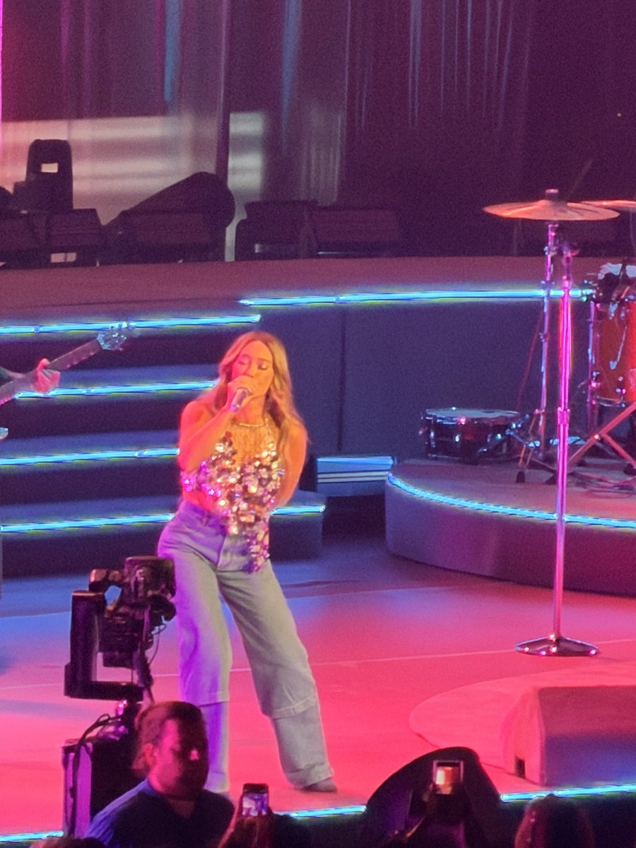 schleica's tweet photo. I just want the world to know last night I saw Hilary Duff in concert and I will never be the same. Best night of 2026 by farrrrr 🥹 https://t.co/CF2z4a1xnV